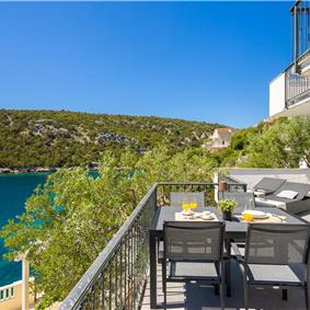 6 Bedroom Waterfront Villa with Pool in Uvala Ljubljeva near Trogir, Sleeps 12-13